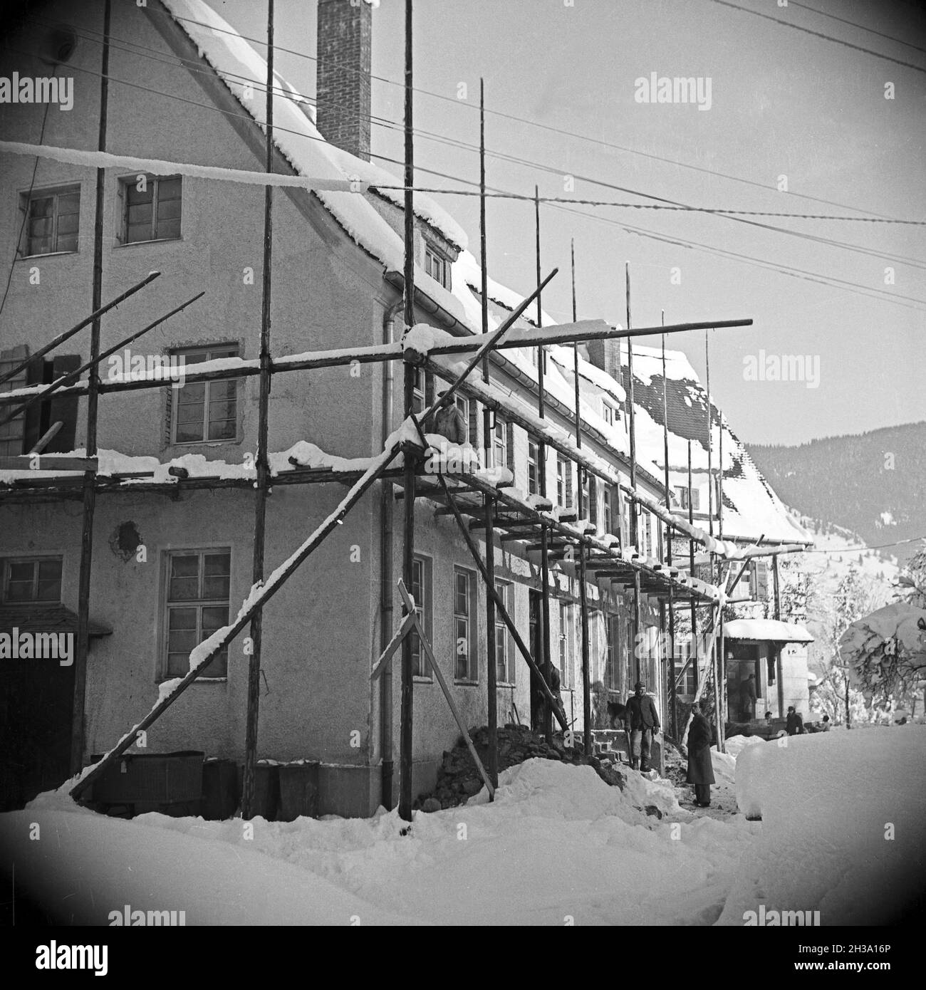 Ein Gerüst an einem Haus, Deutschland 1950er Jahre. A house with a scaffold, Germany 1950s. Stock Photo
