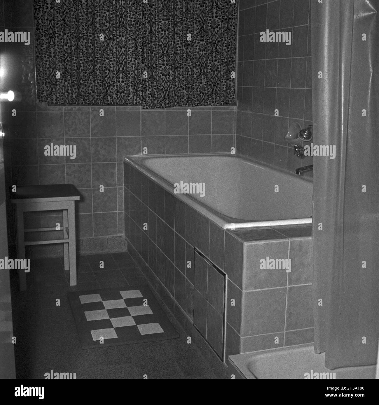 Innenansicht aus einem kleinen Landhotel, hier: Badezimmer, Deutschland 1950er Jahre. Interior of a small bed and breakfast hotel, here: bathroom, Germany 1950s. Stock Photo