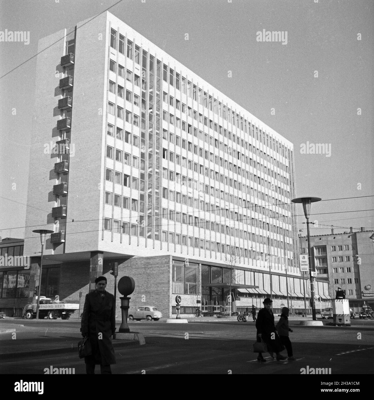 Das Gebäude der AOK in Frankfurt, Deutschland 1950er Jahre. AOK building at Frankfurt, Germany 1950s. Stock Photo