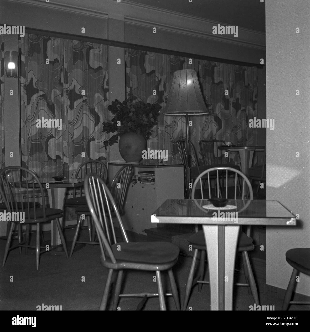 Inneneinrichtung in einer kleinen Konditorei, Deutschland 1950er Jahre. Interior of a small cafe, Germany 1950s. Stock Photo