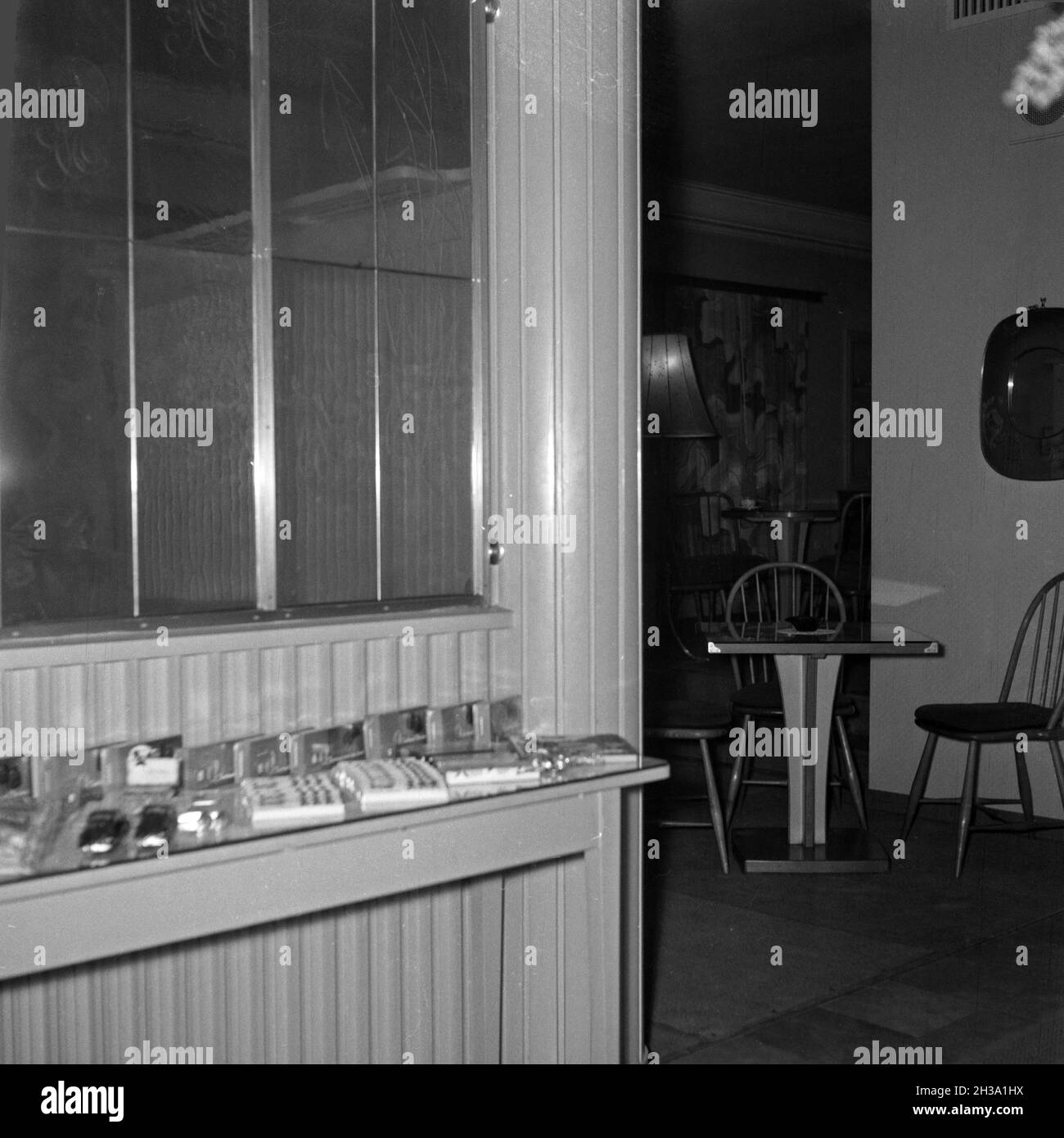Inneneinrichtung in einer kleinen Konditorei, Deutschland 1950er Jahre. Interior of a small cafe, Germany 1950s. Stock Photo