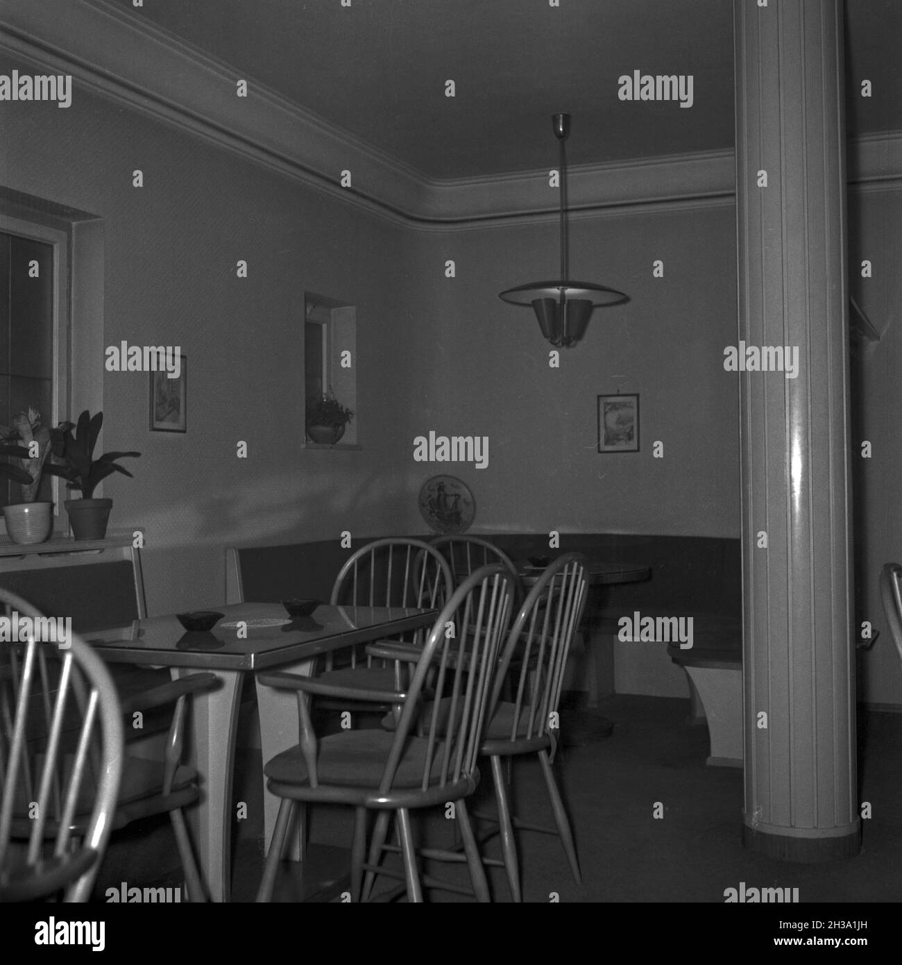 Inneneinrichtung in einer kleinen Konditorei, Deutschland 1950er Jahre. Interior of a small cafe, Germany 1950s. Stock Photo