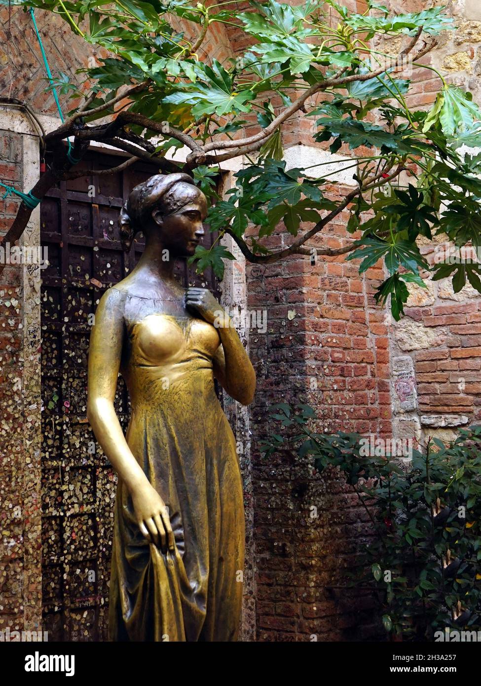 Juliet statue in Verona, Italy. October 2017 Stock Photo Alamy