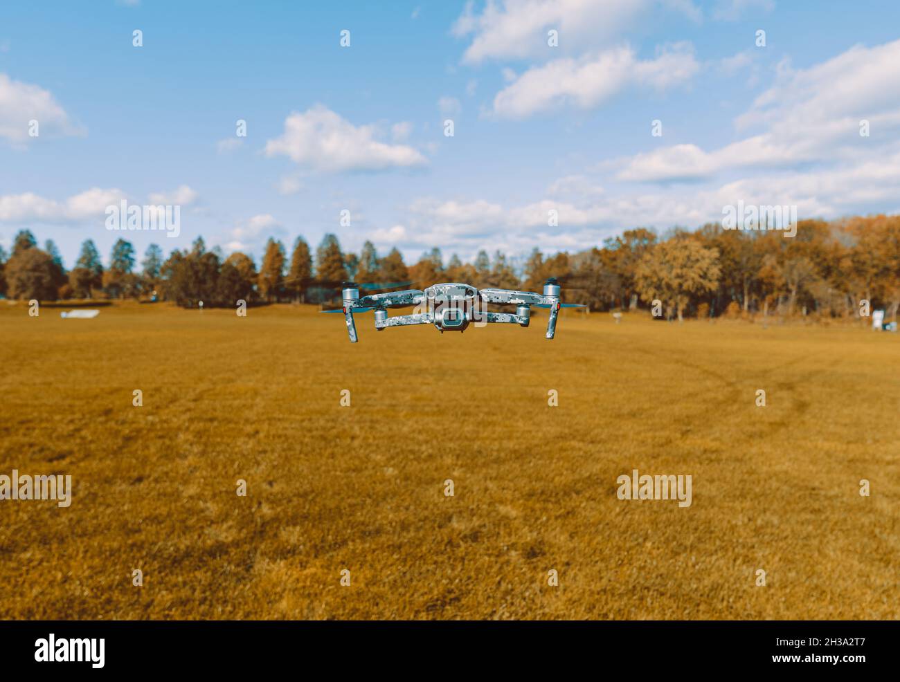 Flight camera over green forest hi-res stock photography and images - Alamy