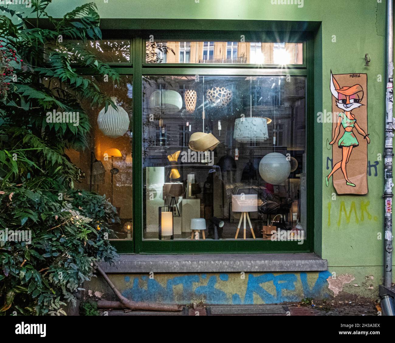 Designort Berlin Display window. Shop selling lights lamps and lighting, Oderberger strasse 42, Prenzlauer Berg,Berlin Stock Photo