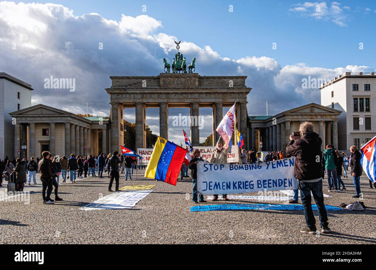 Demonstration - People protesting about bombing in Yemen in front of the  Brandenburg Gate,Mitte,Berlin Stock Photo - Alamy