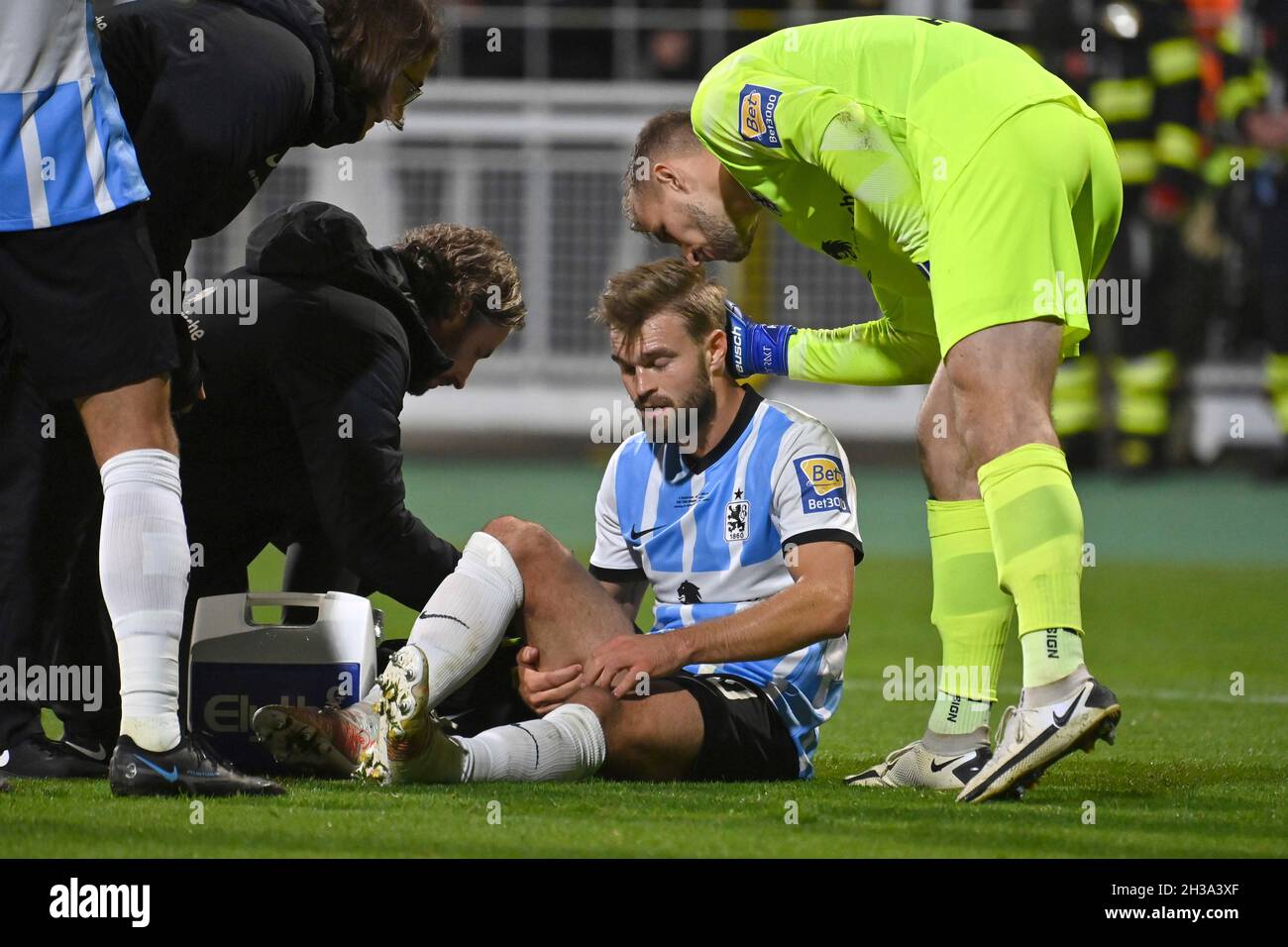 from right: MARCEL BAER (1860 MUENCHEN), YANNICK DEICHMANN (1860 MUENCHEN),  action, duels versus KENNETH SCHMIDT (SC FREIBURG II). Soccer 3rd league,  Liga3, TSV Munich 1860-SC Freiburg II 6-0 on 10/30/2021 in Muenchen