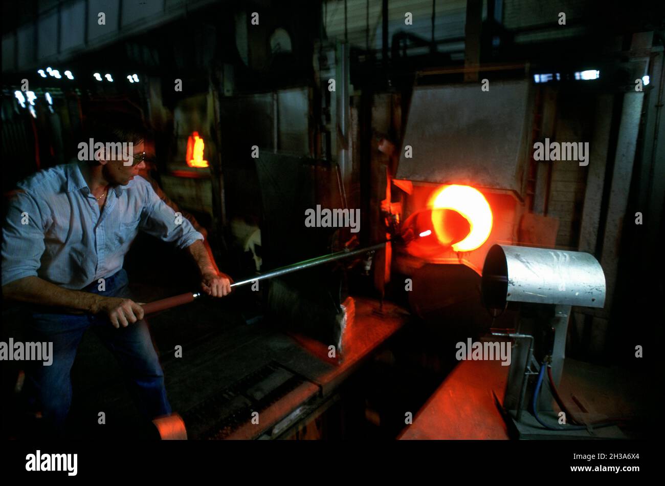 FRANCE. LOIRE (42) NEAR SAINT-ETIENNE. THE MAKING OF GLASS AT THE SAINT-GOBAIN OR SAINT-JUST GLASSWORKS. ALL THE MASTER GLAZIERS OF FRANCE GET GLASS H Stock Photo