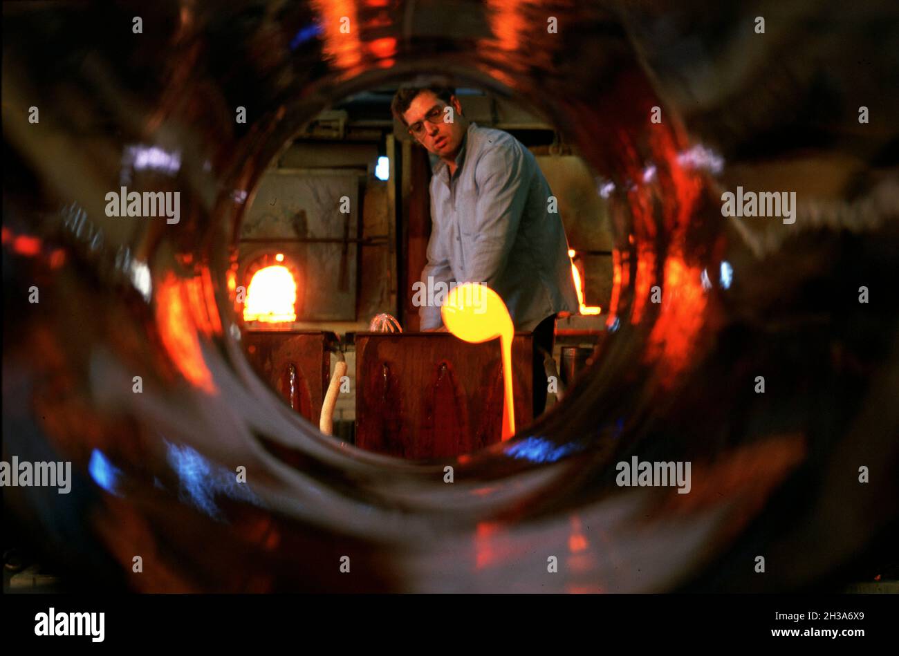 FRANCE. LOIRE (42) NEAR SAINT-ETIENNE. THE MAKING OF GLASS AT THE SAINT-GOBAIN OR SAINT-JUST GLASSWORKS. ALL THE MASTER GLAZIERS OF FRANCE GET GLASS H Stock Photo