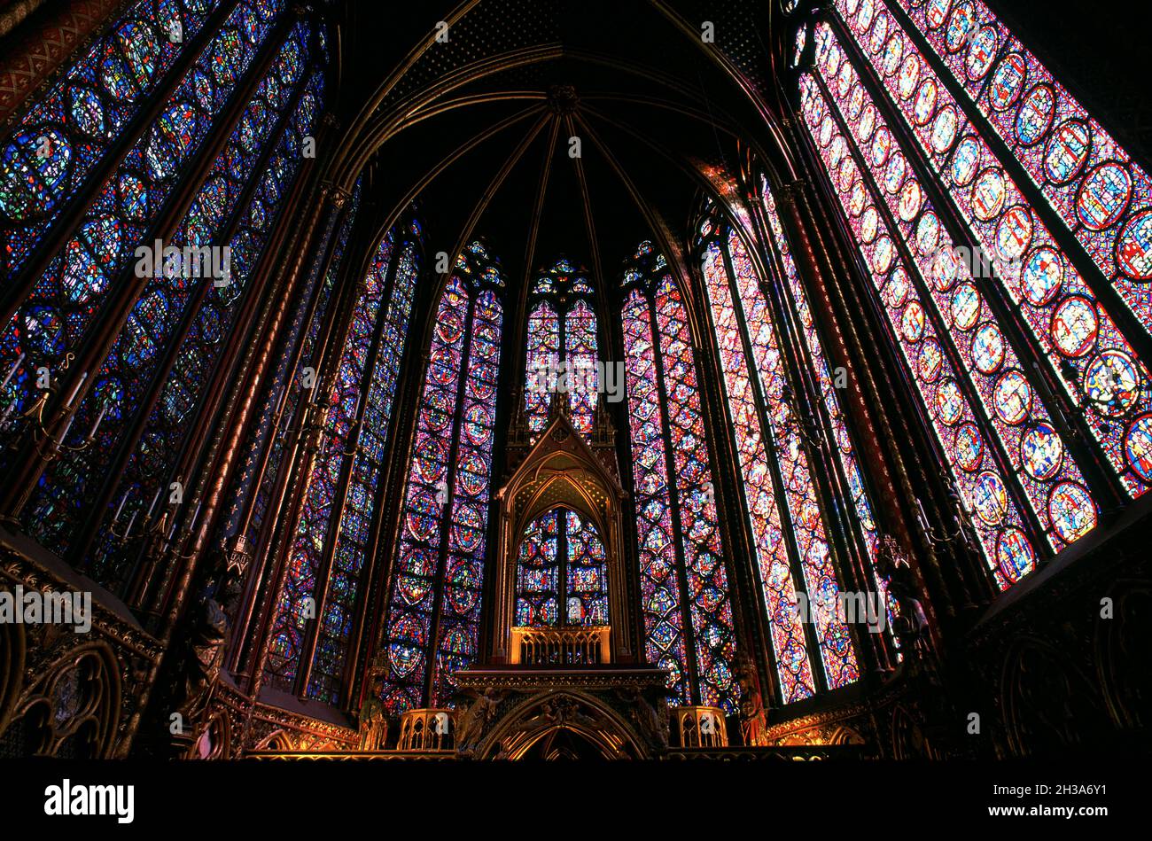 FRANCE. PARIS (75) SAINTE CHAPELLE (THE GLASS OF THE 13TH CENTURY CHEVET) WITH ITS GOTHIC ARCHITECTURE Stock Photo