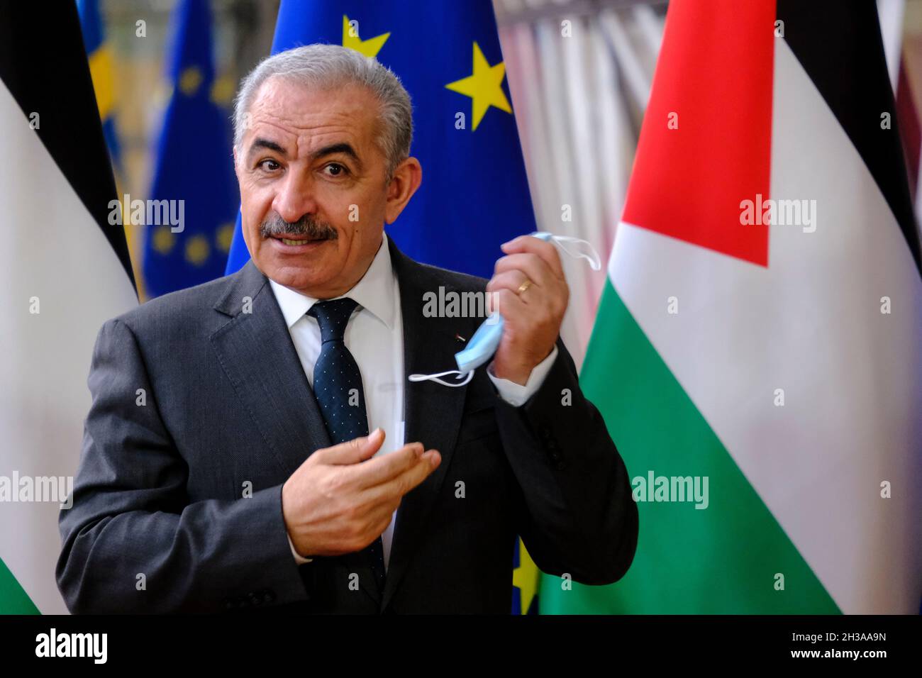Brussels, Belgium. 27th Oct, 2021. European Council President Charles Michel (R) welcome Palestinian Prime Minister Mohammad Shtayyeh ahead of a meeting in Brussels, Belgium, 27 October 2021. Credit: ALEXANDROS MICHAILIDIS/Alamy Live News Stock Photo