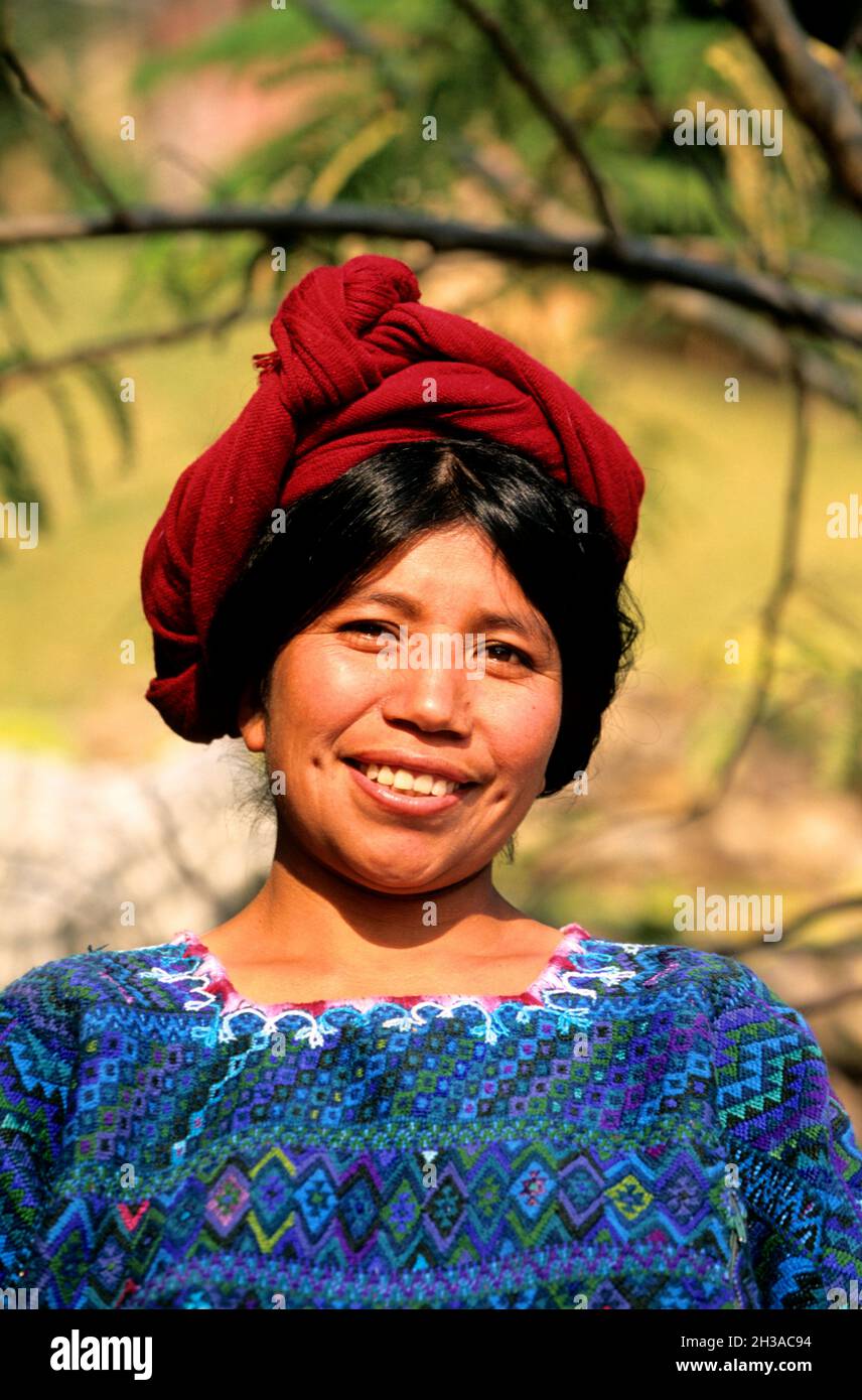 GUATEMALA. PANAJACHEL REGION. INDIAN WOMAN OF SANTA CATARINA DE PALOPO VILLAGE ON ATITLAN LAKE Stock Photo