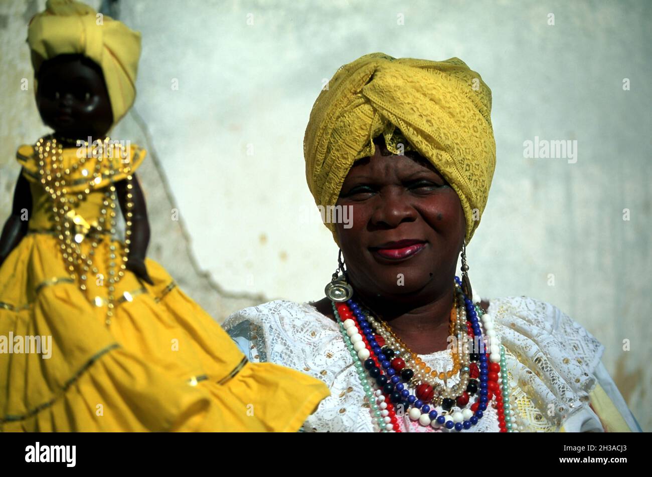 CUBA, SANTIAGO DE CUBA, PRA©PARATIFS DU CARNAVAL (COMPARSA 'KARABALI YZUAMA'), POUPA©E 'OCHUN', LA DA©ESSE LA PLUS VA©NA©RA©E Stock Photo