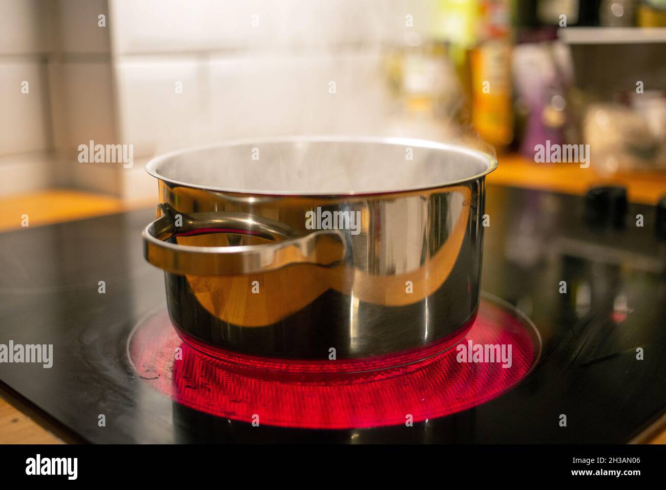 ILLUSTRATION 27 August 2021, Berlin A saucepan of boiling water sits