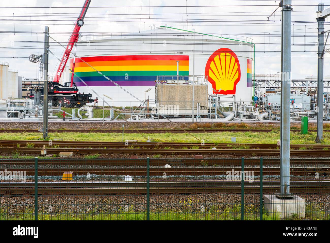 Rotterdam, Netherlands. Shell crude oil storage tank at Port of Rotterdam harbor near Pernis. Royal Shell is regularly subject to debate due to climate change and transition from fossil fuel production to renewable energy sources. Stock Photo