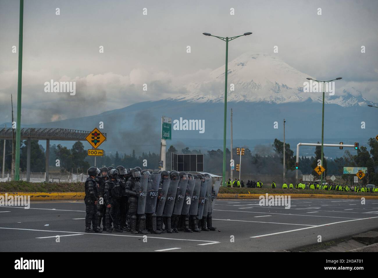 Road ecuador volcano cotopaxi hi-res stock photography and images - Alamy