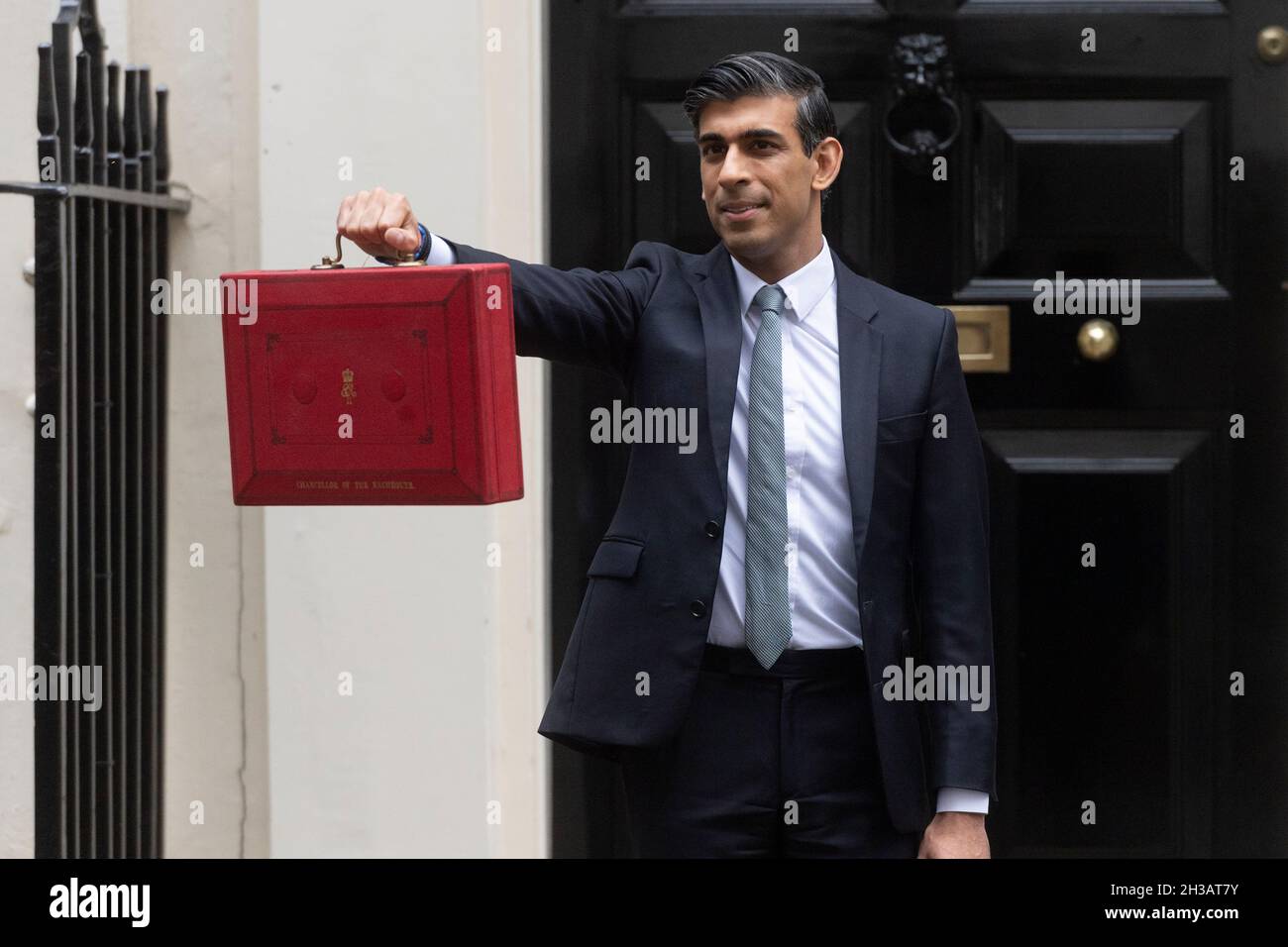 27/10/2021. London, UK. The Chancellor of the Exchequer Rishi Sunak holds the red dispatch box for the media before leaving No.11 Downing Street to present The Budget at The House of Commons. Stock Photo