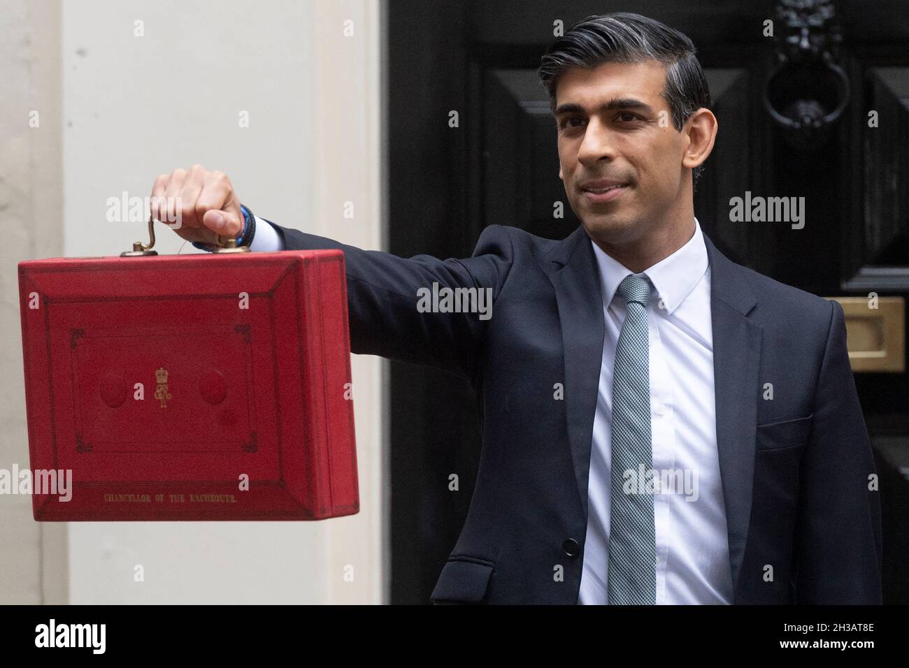27/10/2021. London, UK. The Chancellor of the Exchequer Rishi Sunak holds the red dispatch box for the media before leaving No.11 Downing Street to present The Budget at The House of Commons. Stock Photo