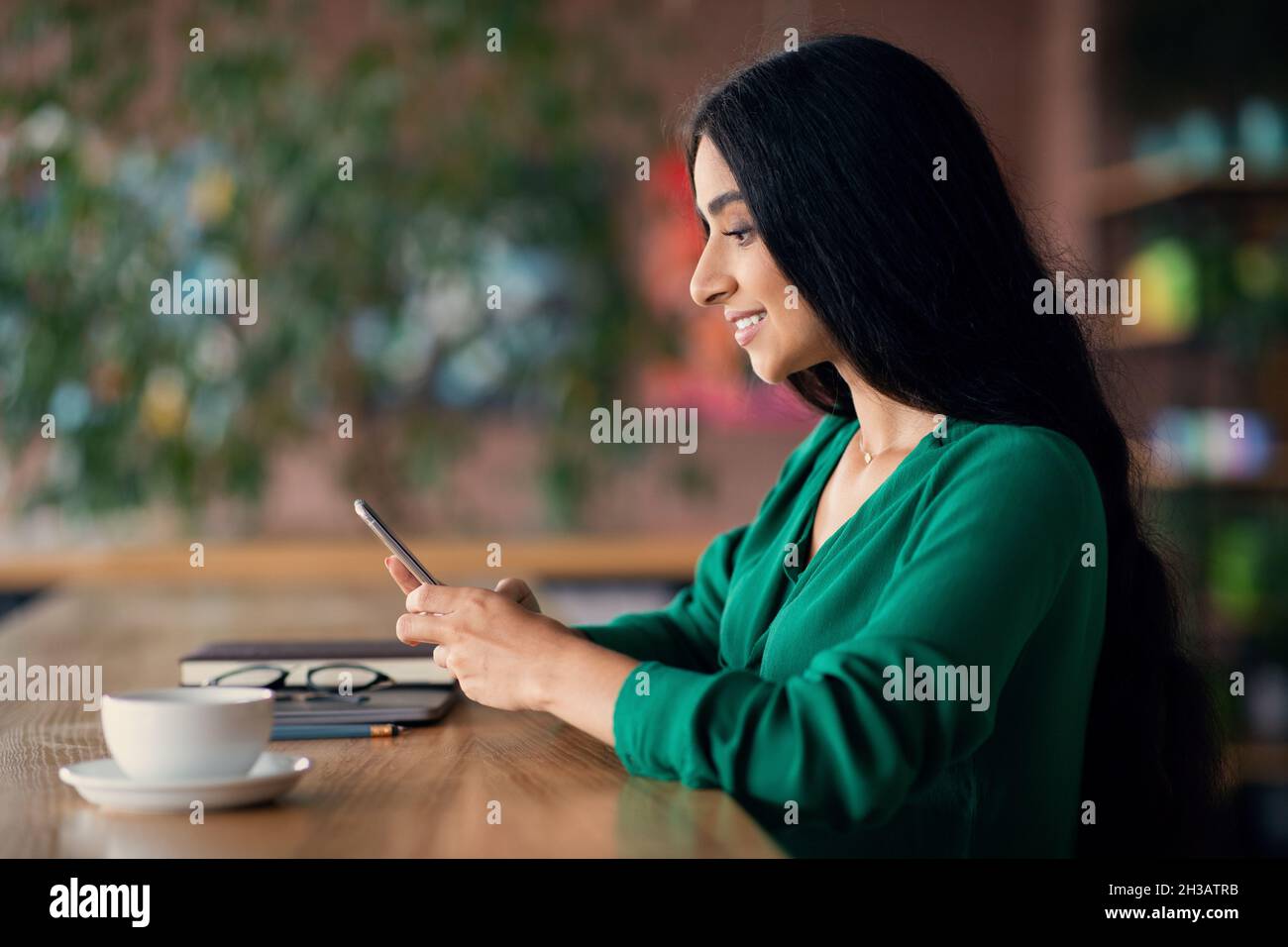 Long haired woman side view hi-res stock photography and images - Alamy