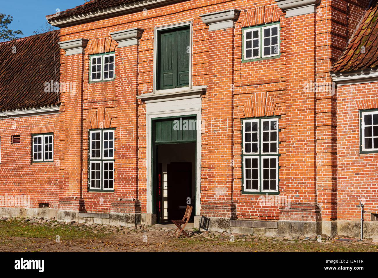 Wirtschaftsgebäude und Herrenhaus eines Gutshofes in Schleswig-Holstein Stock Photo