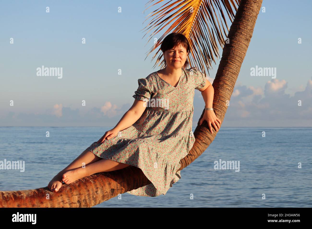 Woman barefoot beach hi-res stock photography and images - Alamy