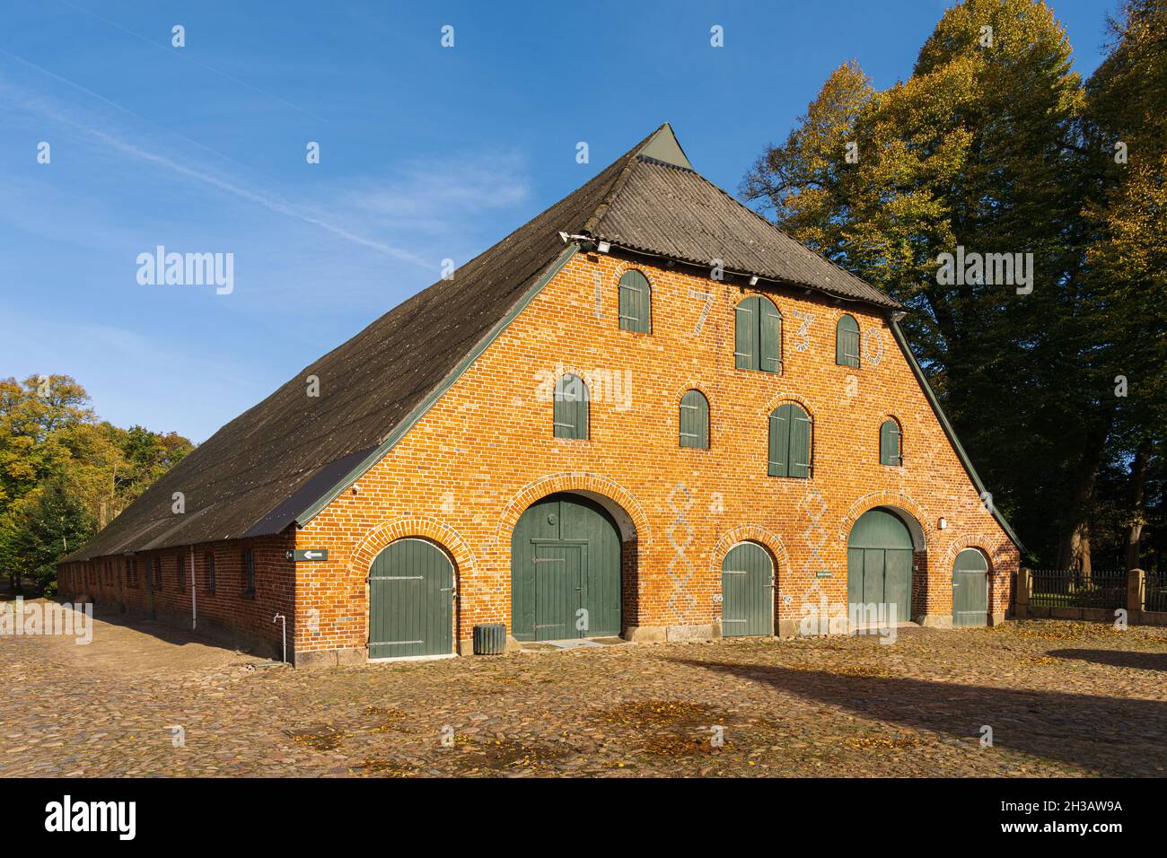 Wirtschaftsgebäude und Herrenhaus eines Gutshofes in Schleswig-Holstein Stock Photo