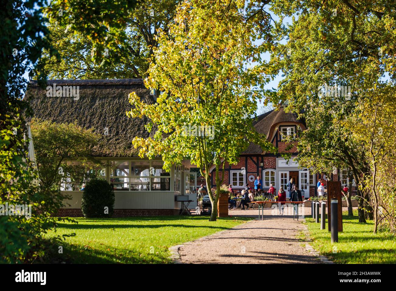 Ein Restaurant auf der Prinzeninsel im Plöner See bietet Wanderern im Herbst Kaffee und Kuchen Stock Photo