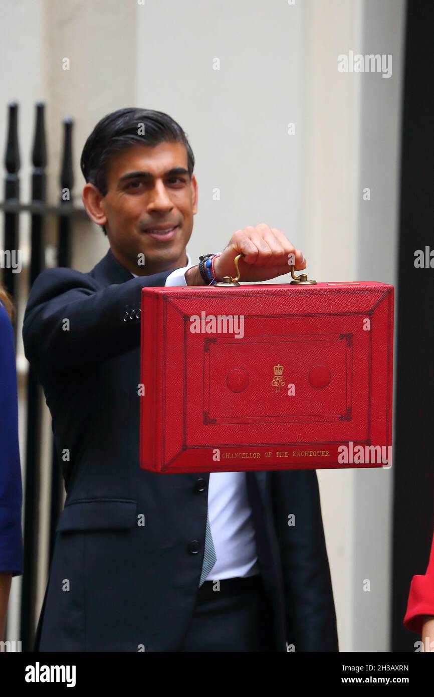 London, England, UK. 27th Oct, 2021. Chancellor of the Exchequer RISHI SUNAK holds the  red box outside 11 Downing Street before leaving for House of Commons to reveal the budget. Credit: Uwe Deffner / Alamy Live News Stock Photo