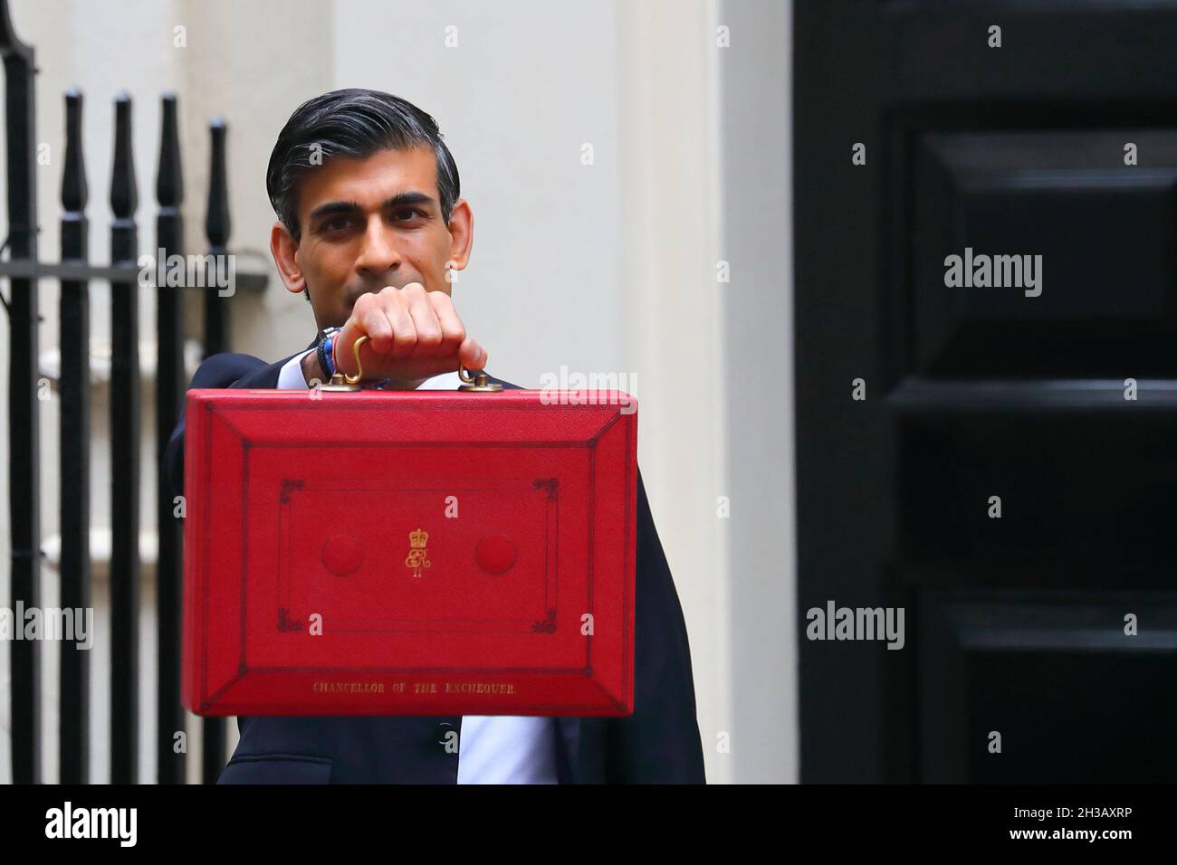 London, England, UK. 27th Oct, 2021. Chancellor of the Exchequer RISHI SUNAK holds the  red box outside 11 Downing Street before leaving for House of Commons to reveal the budget. Credit: Uwe Deffner / Alamy Live News Stock Photo