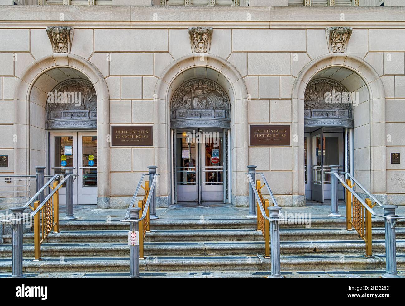 200 Chestnut Street, U.S. Custom House, is an Historic District landmark erected in 1934 designed by Ritter & Shay. Stock Photo