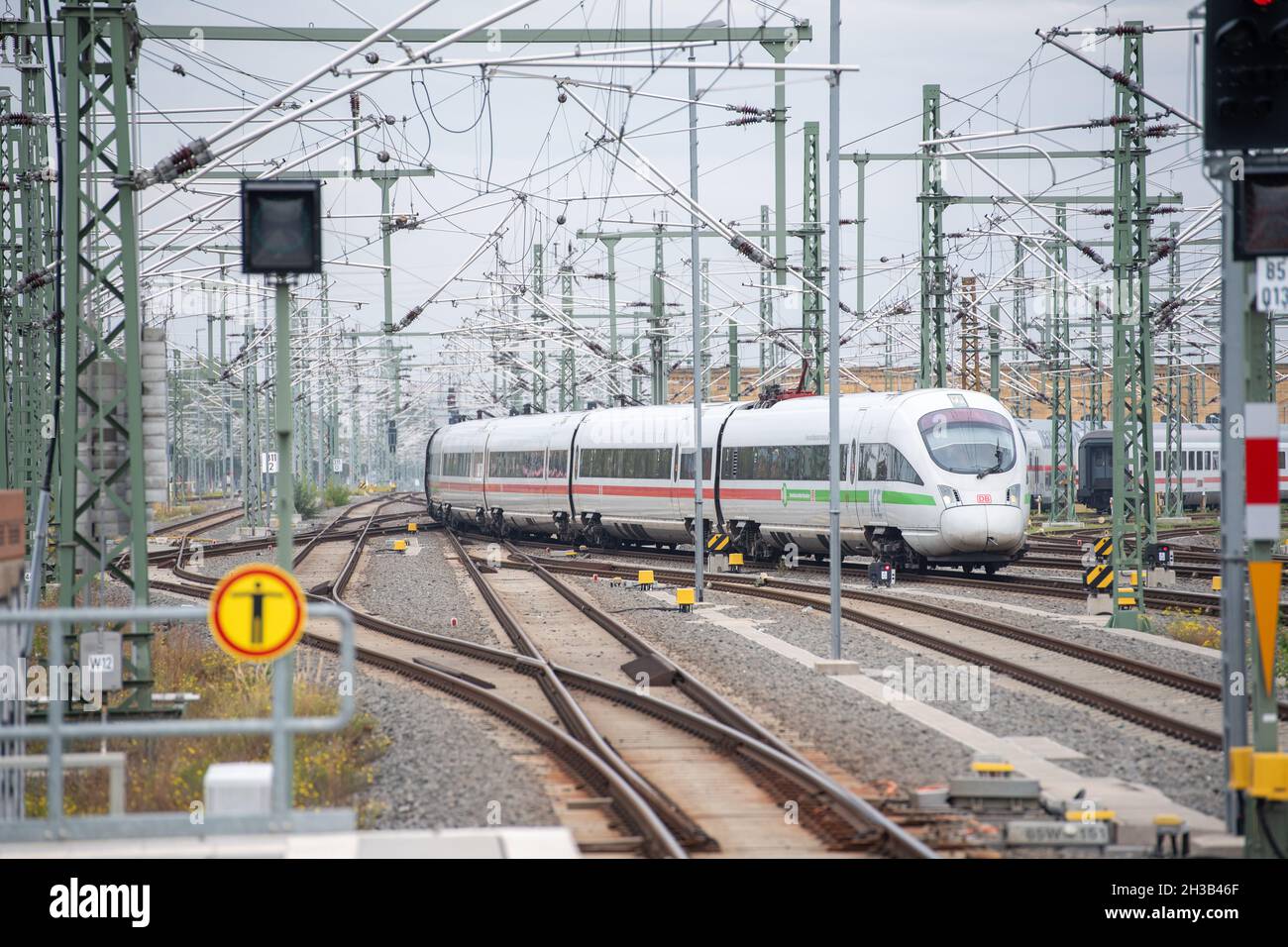 Leipzig, Germany. 29th Sep, 2021. An ICE arrives at Leipzig central station. Credit: Christophe Gateau/dpa/Alamy Live News Stock Photo