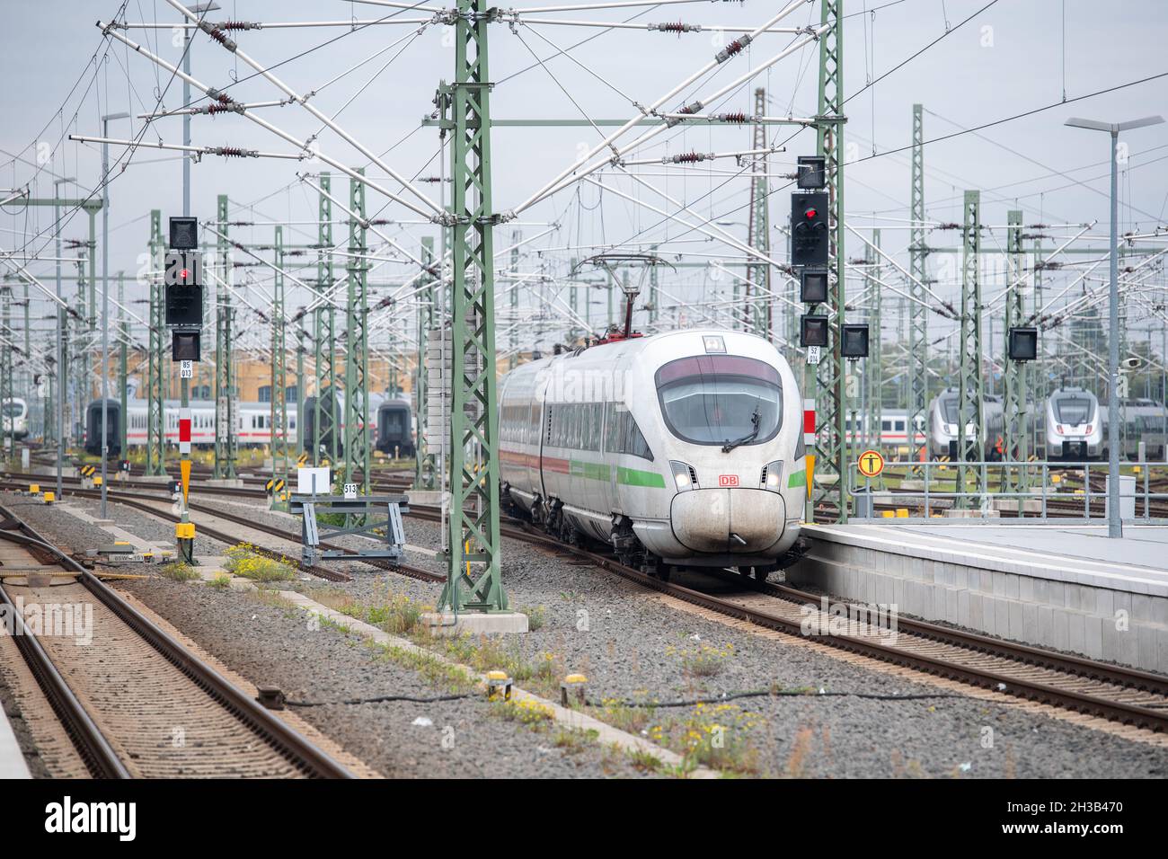 Leipzig, Germany. 29th Sep, 2021. An ICE arrives at Leipzig central station. Credit: Christophe Gateau/dpa/Alamy Live News Stock Photo