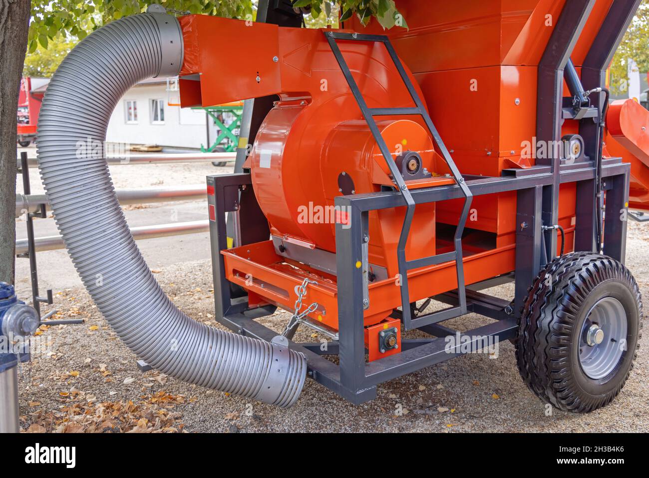 Leaf clearance blower fan