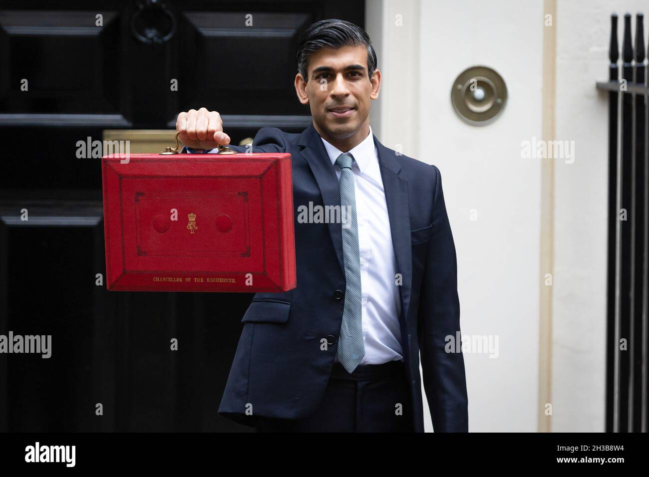 London, UK. 27th Oct, 2021. Chancellor of the Exchequer Rishi Sunak displays the red budget briefcase to the waiting media in Downing Street ahead of the Autumn Budget. (Photo by Tejas Sandhu/SOPA Images/Sipa USA) Credit: Sipa USA/Alamy Live News Stock Photo