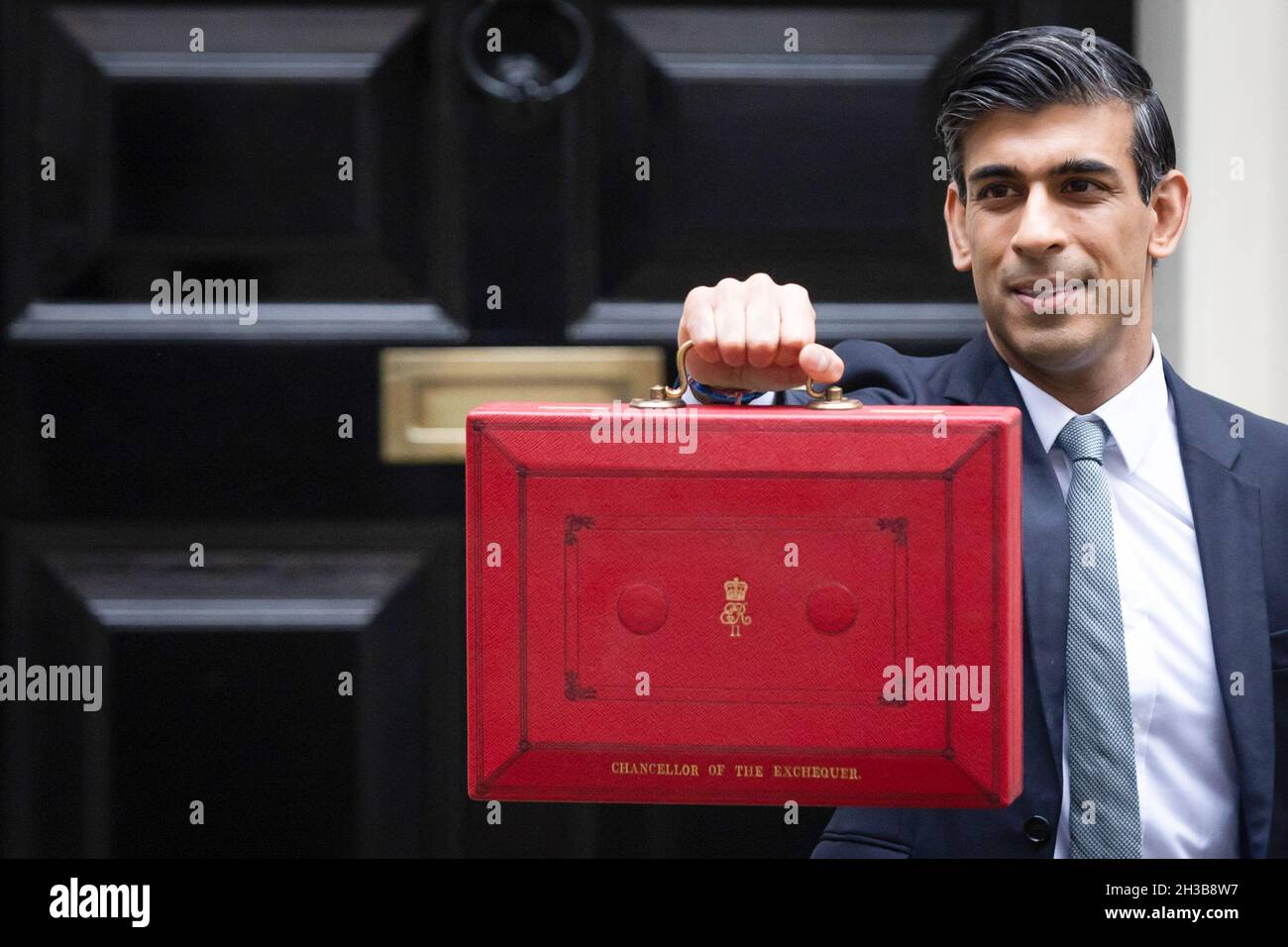 London, UK. 27th Oct, 2021. Chancellor of the Exchequer Rishi Sunak displays the red budget briefcase to the waiting media in Downing Street ahead of the Autumn Budget. (Photo by Tejas Sandhu/SOPA Images/Sipa USA) Credit: Sipa USA/Alamy Live News Stock Photo