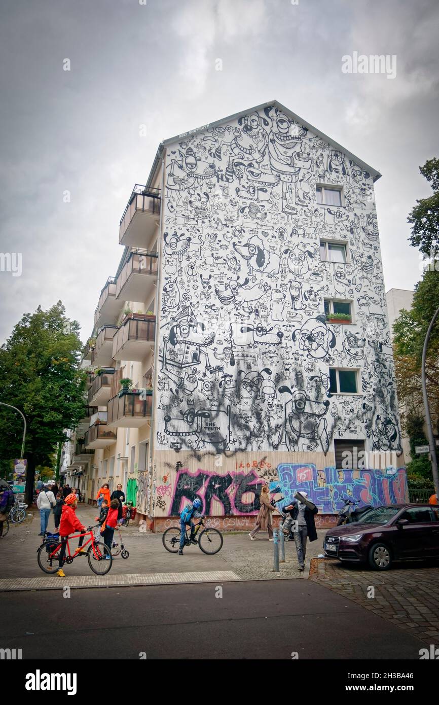 Graffiti auf Hausfassade durch Vandalen beschmiert. Pflügerstrasse Ecke Friedelstrasse in Neukölln, Berlin Stock Photo