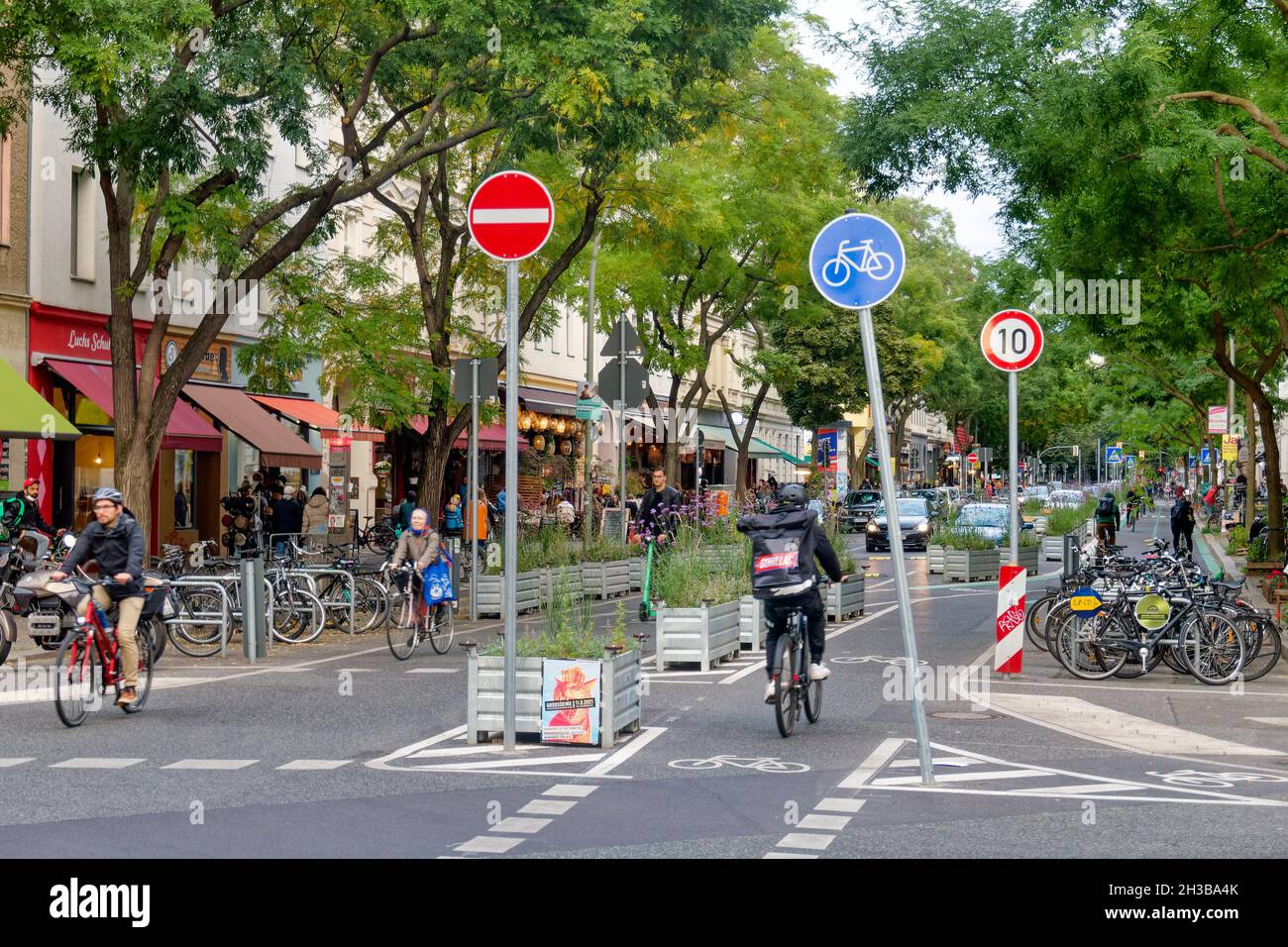 extra breite Fahrradwege in der Bergmannstrasse in Berlin-Kreuzberg, geschützer Zwei-Richtungs-Radweg. Gorillas Fahrradkurier, Verkehrsberuhigung, Tem Stock Photo