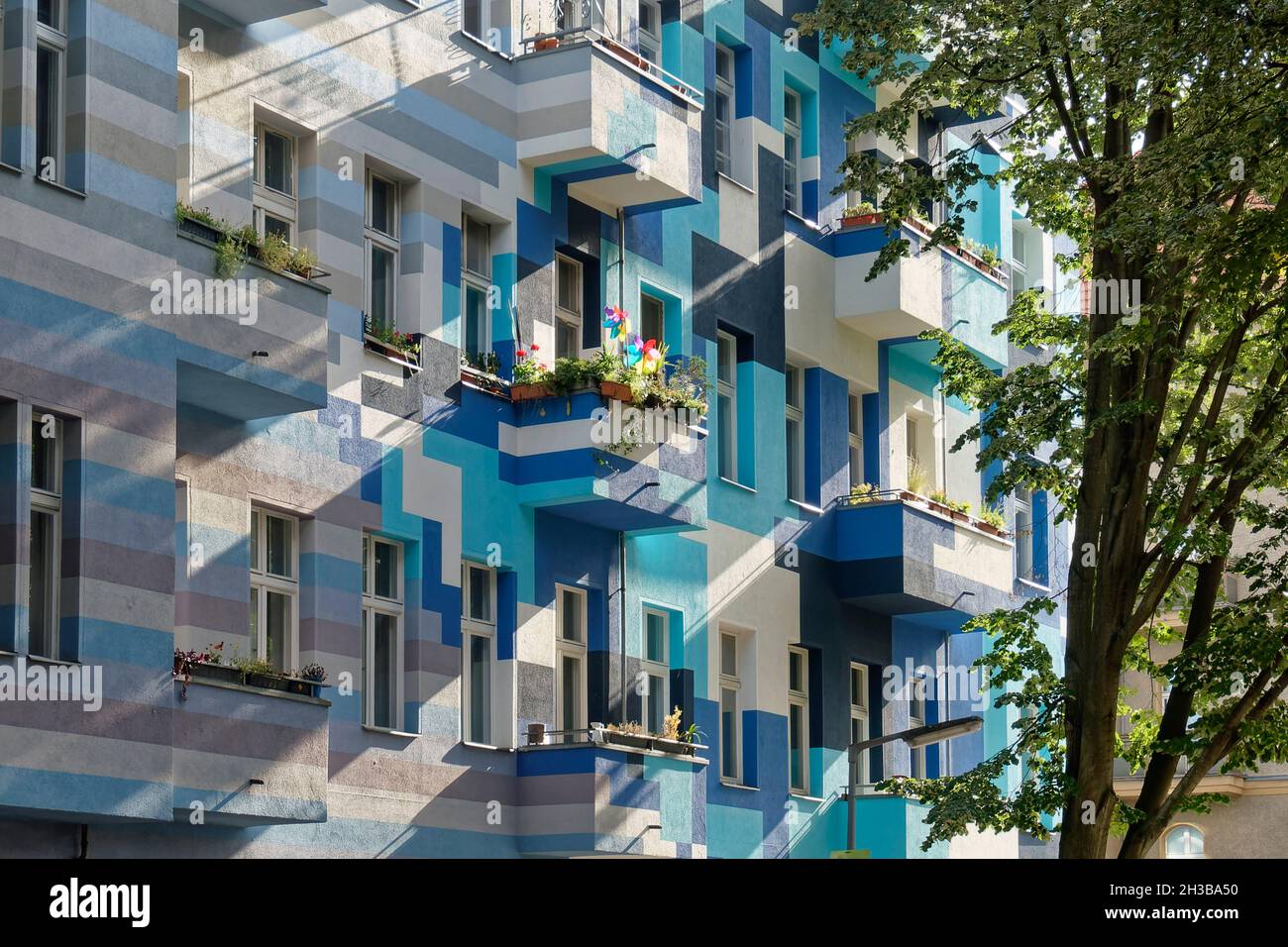 Farbige Altbaufassade, Sanierter Altbau, Real Estate, Mietwohnungen, Balkone, Immobilien, Berlin, Neukölln Stock Photo