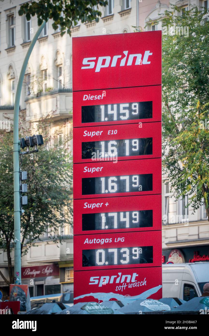 Preistafel Sprint Tankstelle Oktober 2021, Berlin, Deutschland, Stock Photo