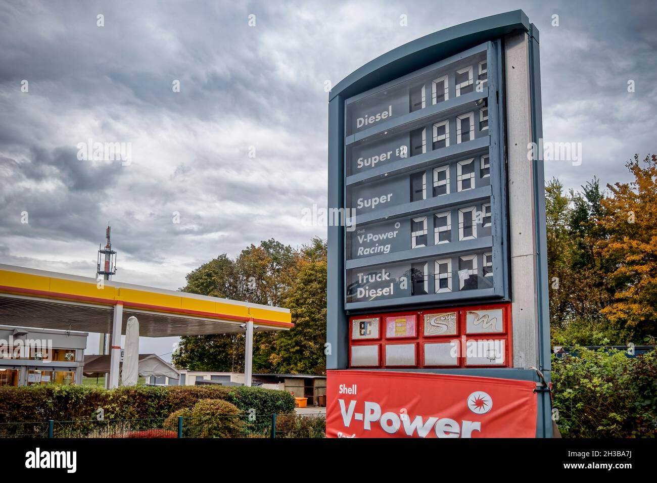 Preistafel Shell Autobahntankstelle Tankstelle Oktober 2021,  Berlin, Deutschland, Stock Photo