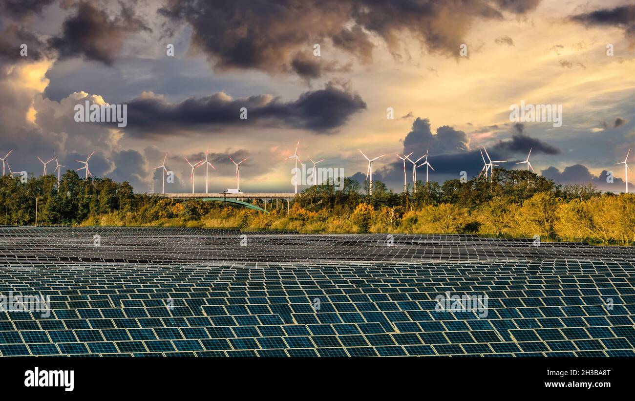 Solar Feld und Windkraftanlagen im Solar Valley .Standort vieler Solarfirmen wie Q-cells Sovello bei Bitterfeld-Wolfen in Sachsen-Anhalt, Deutschland Stock Photo