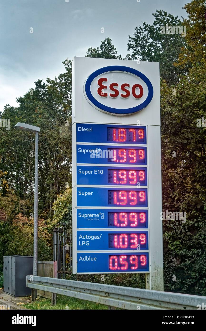 Preistafel Esso AutobahntankstelleTankstelle Oktober 2021, Berlin, Deutschland, Stock Photo