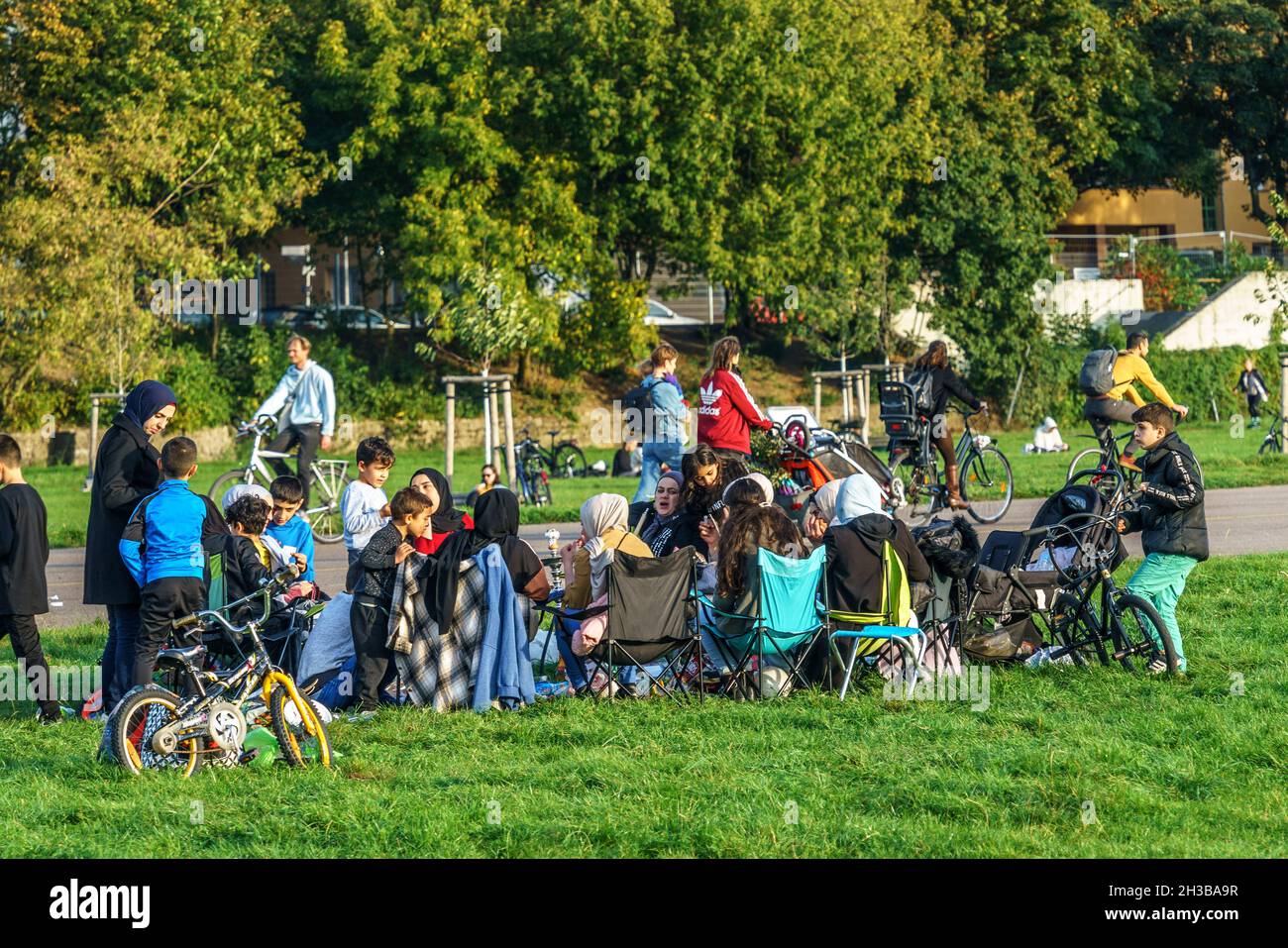 Tempelhofer Feld,  Berlin Tempelhof,  Arabische Großfamilie, Altweibersommer, Kreuzberg, Neukölln, Tempelhof, Berlin, Deutschland, Europa Stock Photo