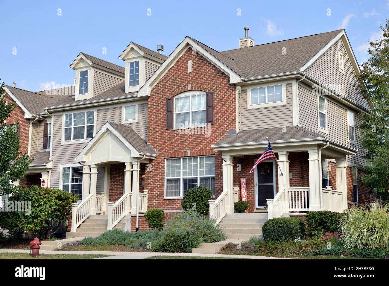 Bartlett, Illinois, USA. Modern townhouse units providing multifamily housing in suburban Chicago. Stock Photo