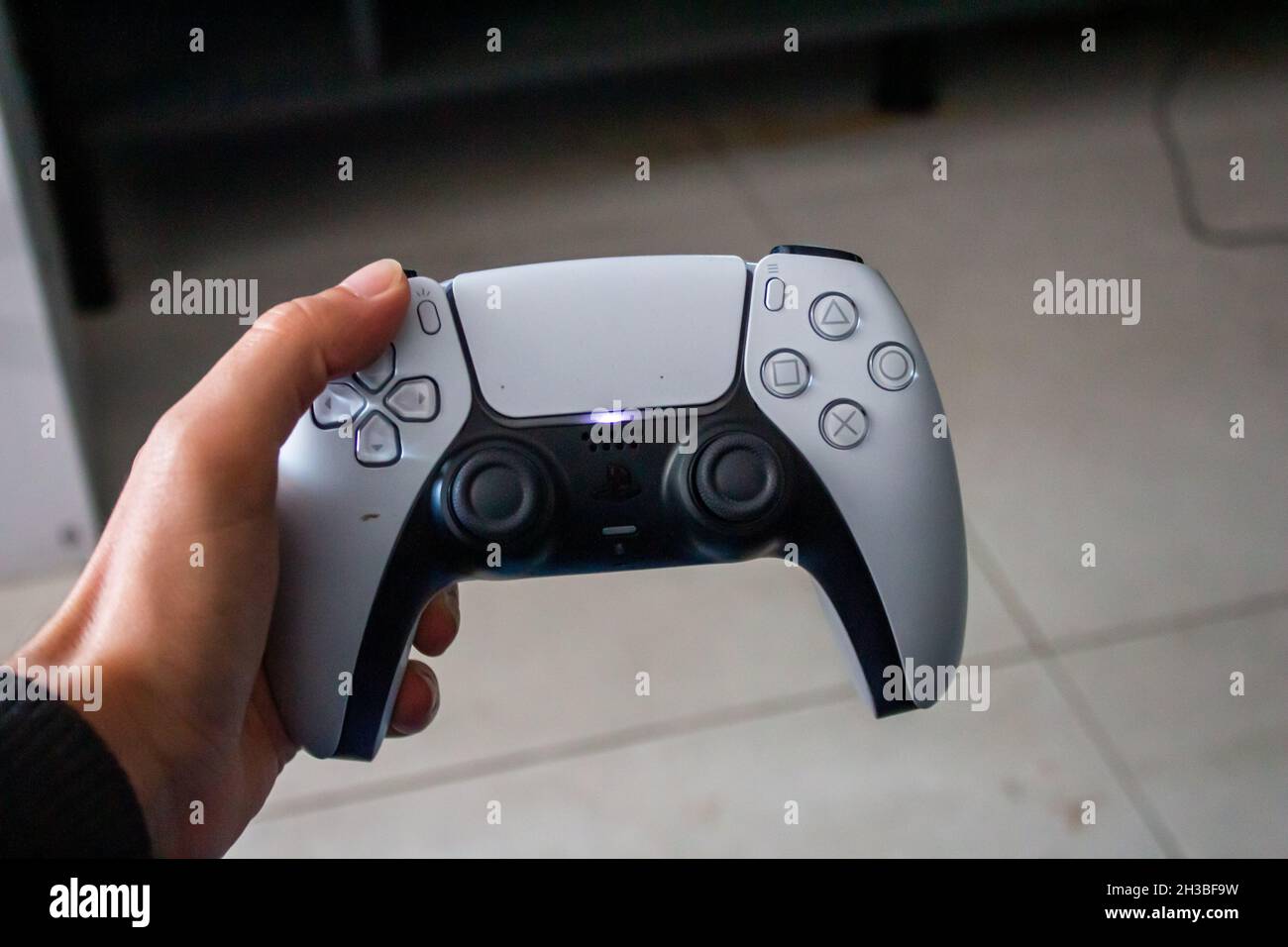 Controller di gioco PlayStation 5 isolato su sfondo blu. Joystick in bianco  e nero il gioco playstation Five. Gamepad sony ps5 da vicino Foto stock -  Alamy