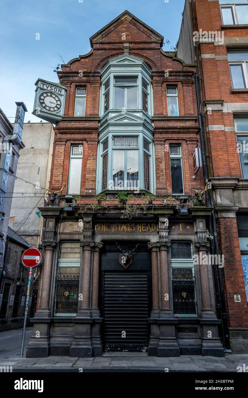 DUBLIN, IRELAND - Apr 04, 2021: A vertical shot of The Stags Head in Dublin, Ireland Stock Photo