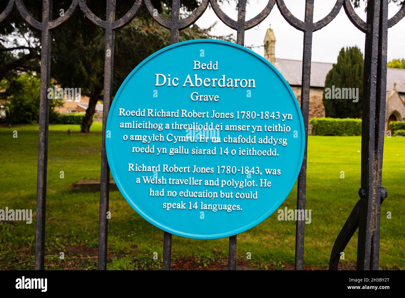 Blue plaque on the railings of St Asaph parish church, st Asaph, Denbighshire, Wales. Richard Robert Jones 1780 - 1843 buried here. Stock Photo