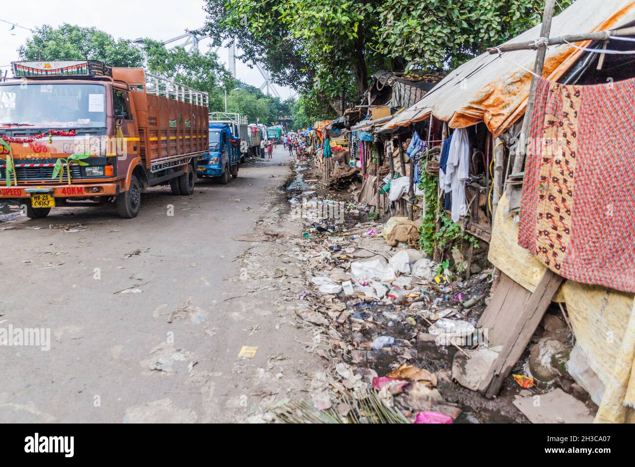 KOLKATA, INDIA - OCTOBER 31, 2016: Small slum in the center of Kolkata, India Stock Photo