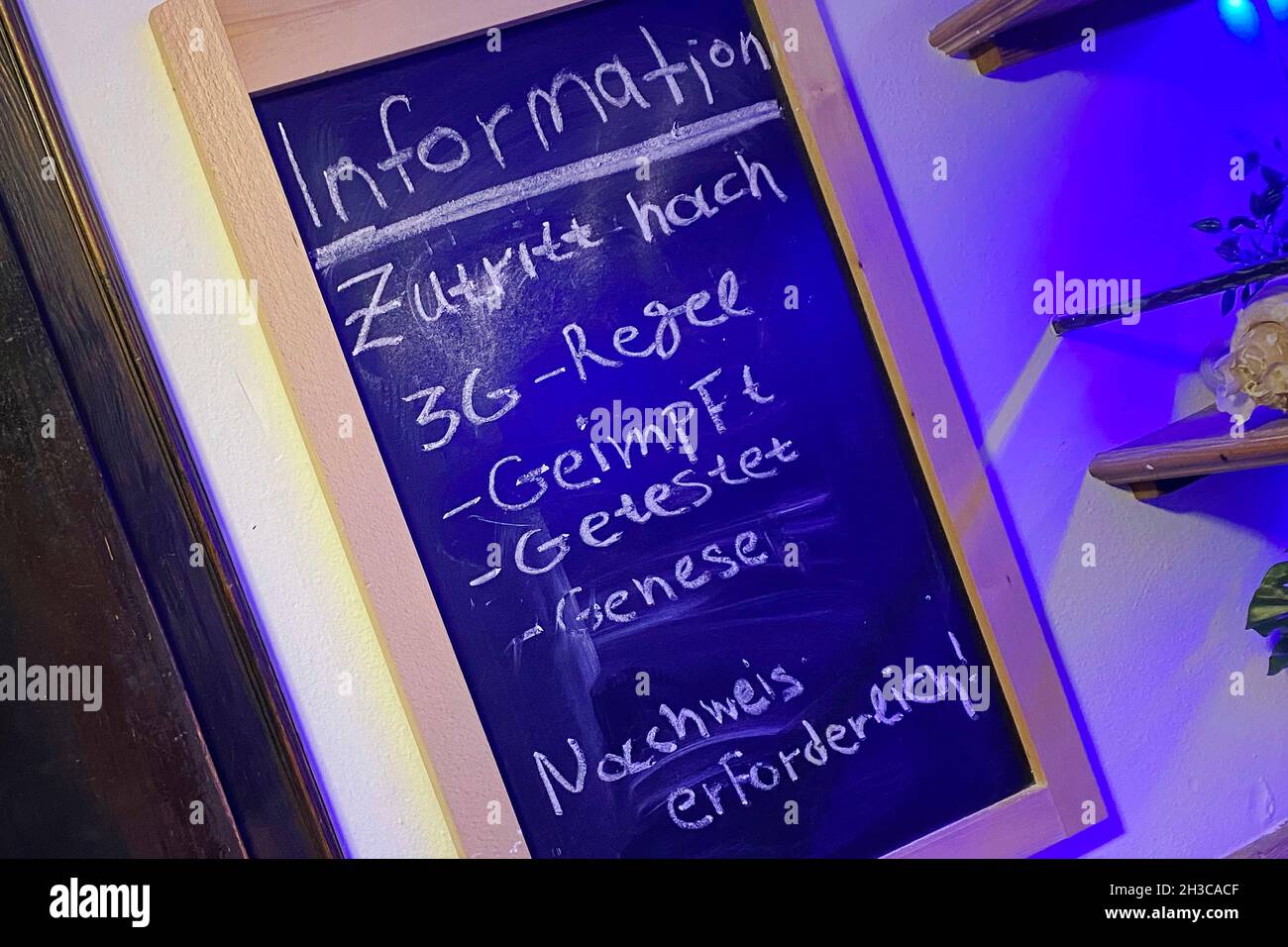Munich, Deutschland. 27th Oct, 2021. Pandemic in Germany sign at the entrance to a restaurant. Access only for vaccinated, convalescent and tested. 3G rule, vaccinated, recovered, tested, required as required Credit: dpa/Alamy Live News Stock Photo