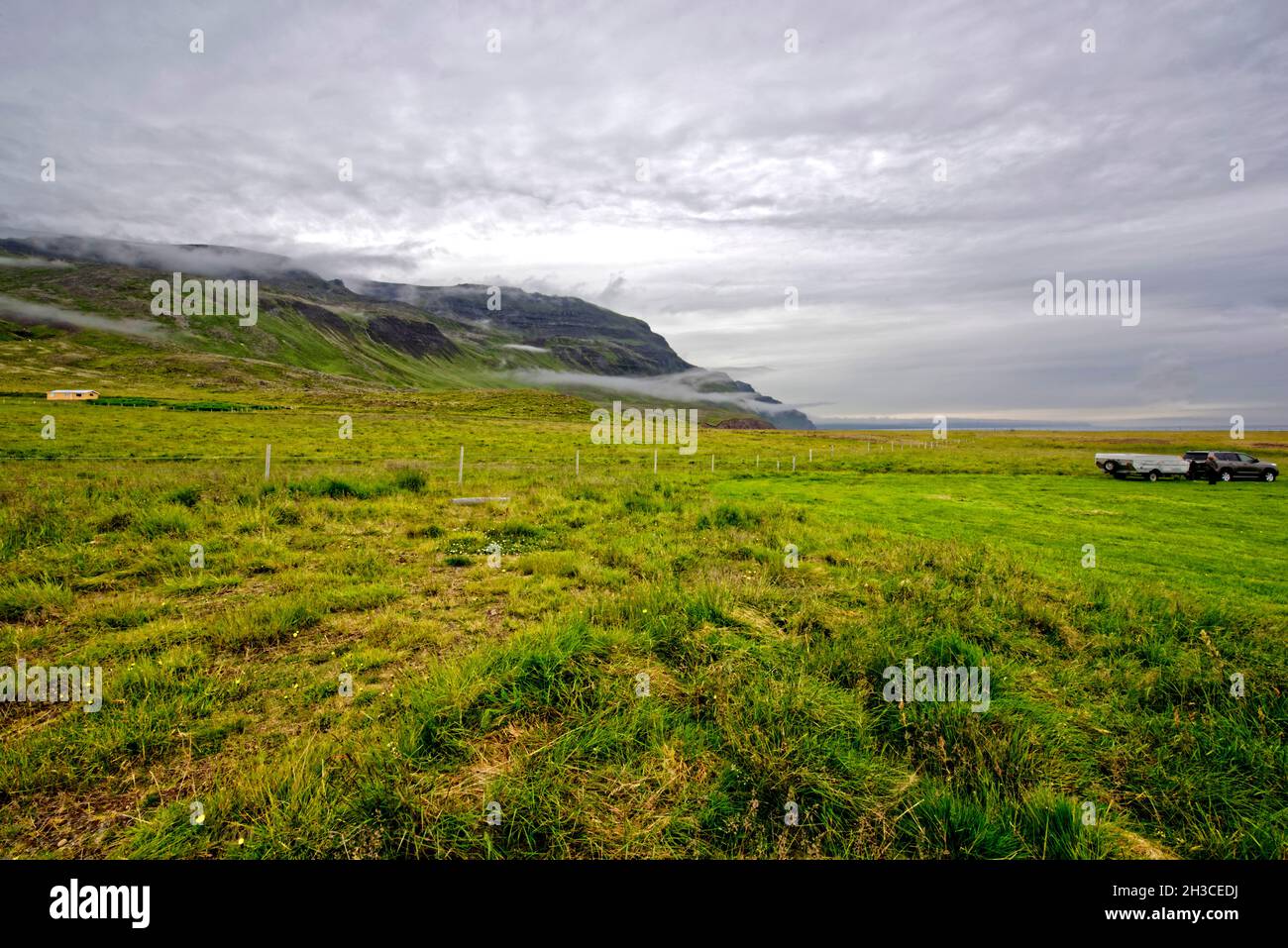 Drangey ist eine unbewohnte isländische Insel, die in der Mitte des Fjordes Skagafjörður gelegen ist.Papageitaucher.Küstenlandschaft auf der Trollaska Stock Photo